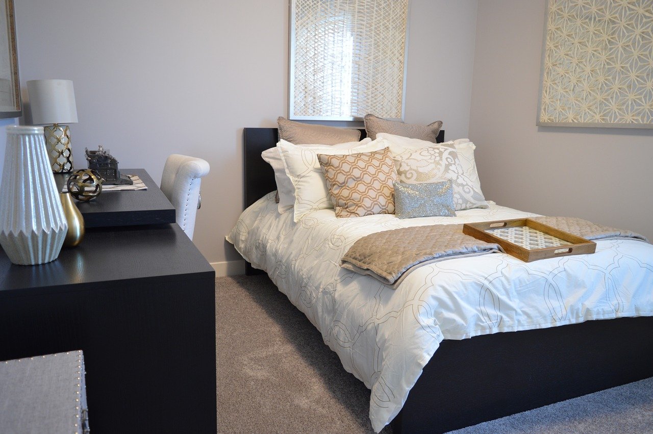 bedroom, bed, desk